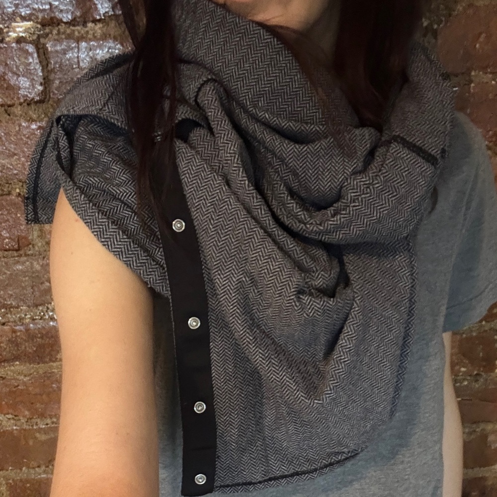 Vintage Lululemon adjustable (snap) wrap scarf in herri